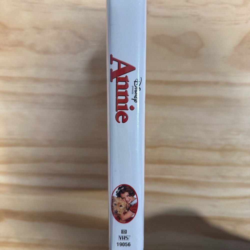 Annie (2000) VHS (Clamshell) **Tested** - Picture 4 of 5